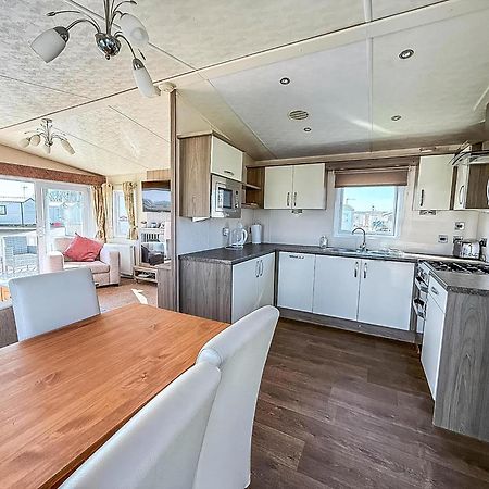 Beautiful Caravan With Decking Wifi At St Osyth Beach Holiday Park Ref 28077Dw Clacton-on-Sea Dış mekan fotoğraf