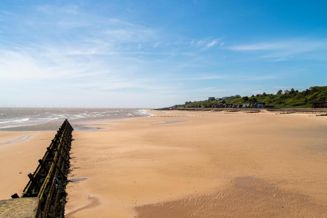Beautiful Caravan With Decking Wifi At St Osyth Beach Holiday Park Ref 28077Dw Clacton-on-Sea Dış mekan fotoğraf