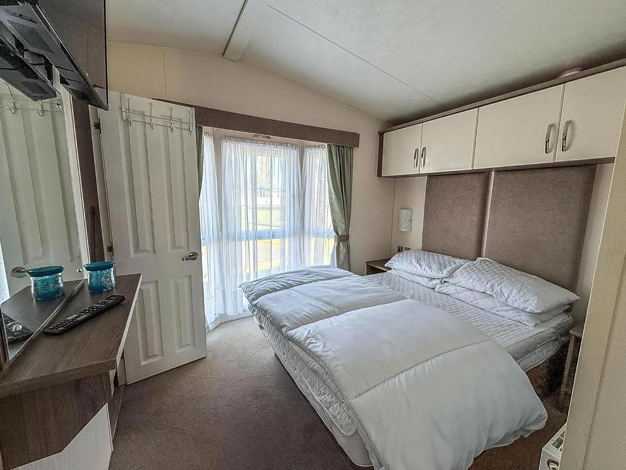 Beautiful Caravan With Decking Wifi At St Osyth Beach Holiday Park Ref 28077Dw Clacton-on-Sea Dış mekan fotoğraf