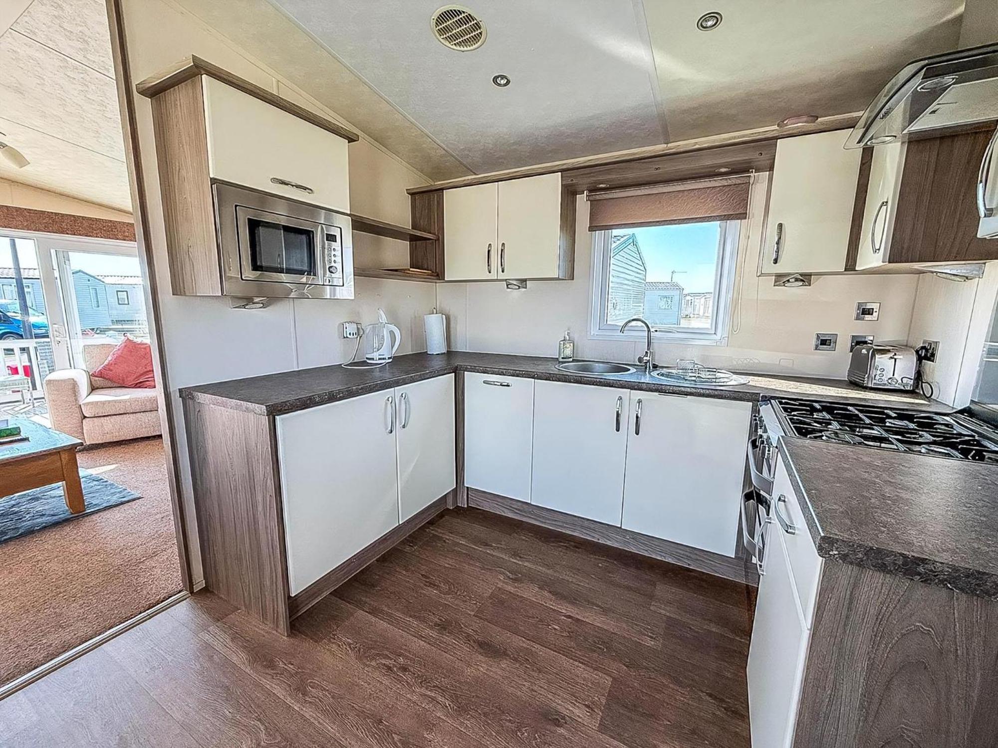 Beautiful Caravan With Decking Wifi At St Osyth Beach Holiday Park Ref 28077Dw Clacton-on-Sea Dış mekan fotoğraf
