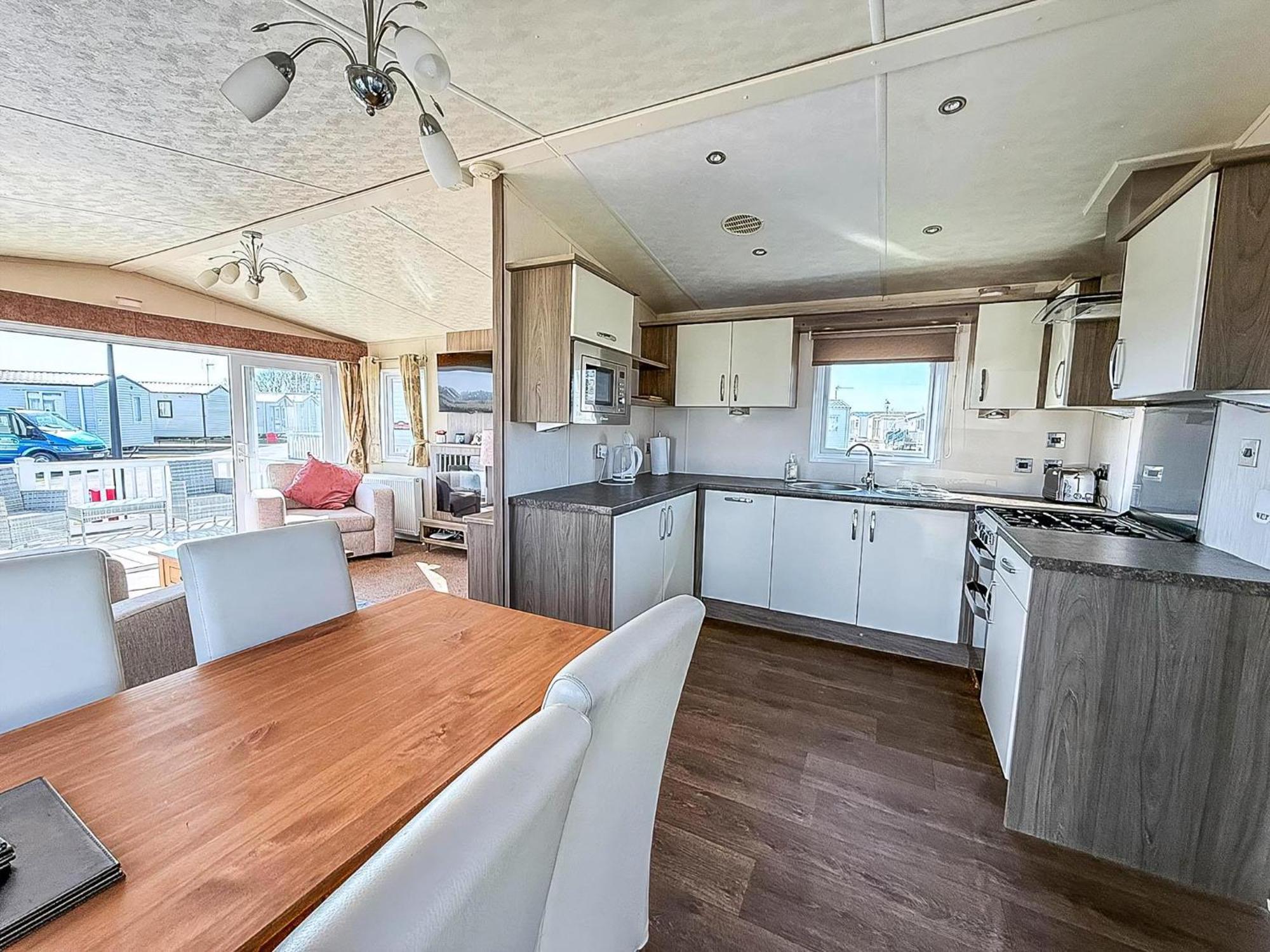 Beautiful Caravan With Decking Wifi At St Osyth Beach Holiday Park Ref 28077Dw Clacton-on-Sea Dış mekan fotoğraf