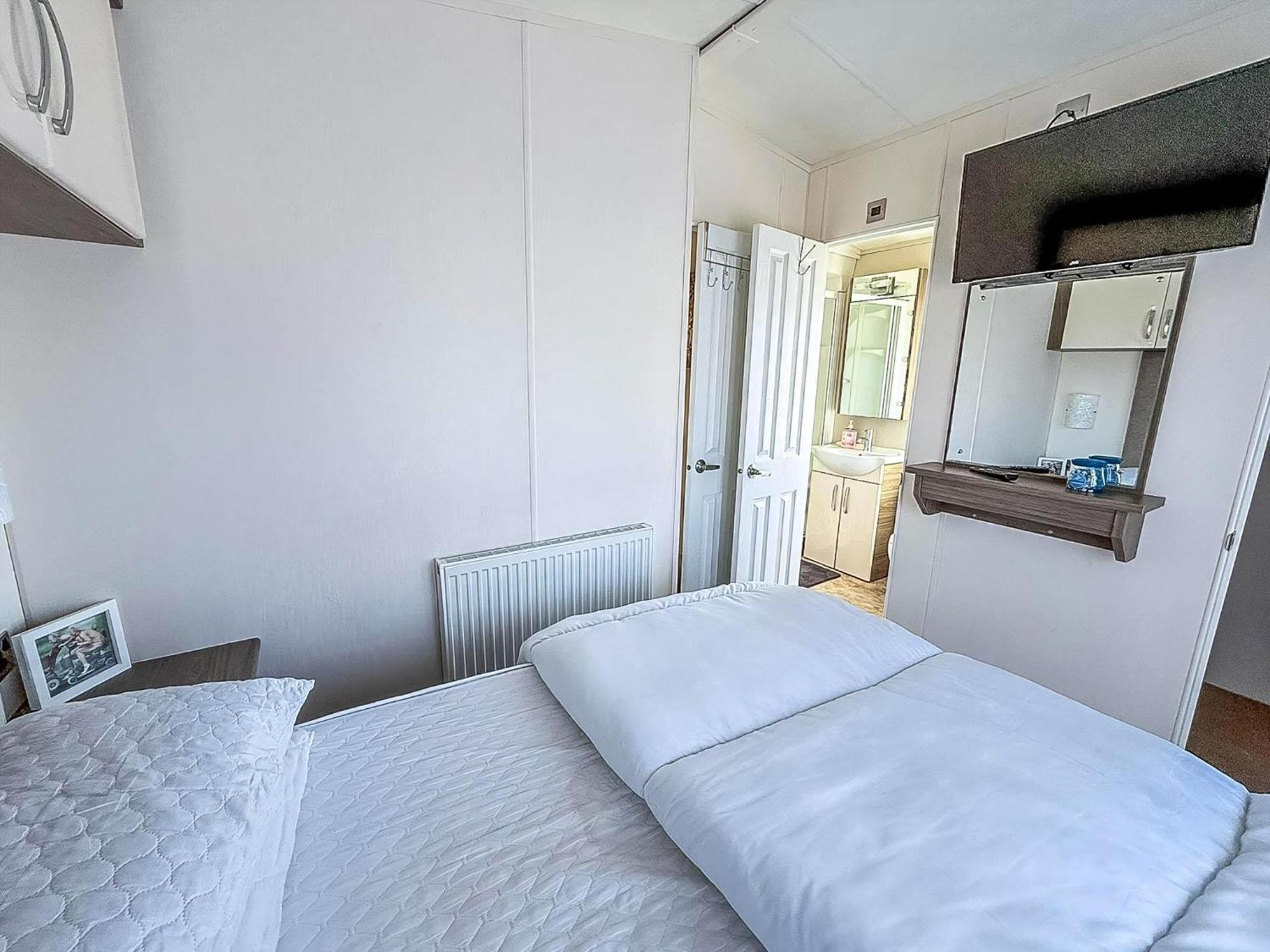 Beautiful Caravan With Decking Wifi At St Osyth Beach Holiday Park Ref 28077Dw Clacton-on-Sea Dış mekan fotoğraf