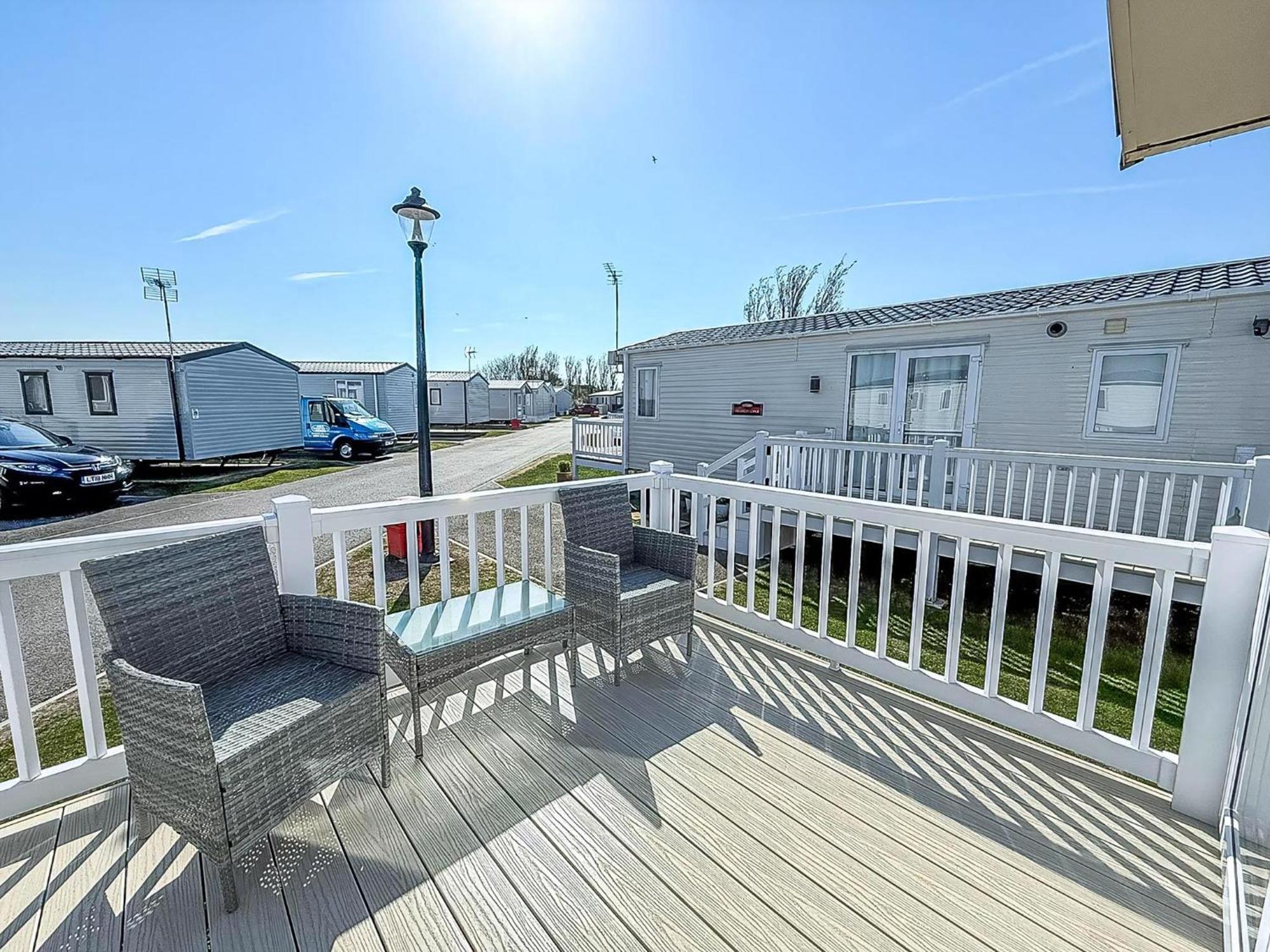 Beautiful Caravan With Decking Wifi At St Osyth Beach Holiday Park Ref 28077Dw Clacton-on-Sea Dış mekan fotoğraf