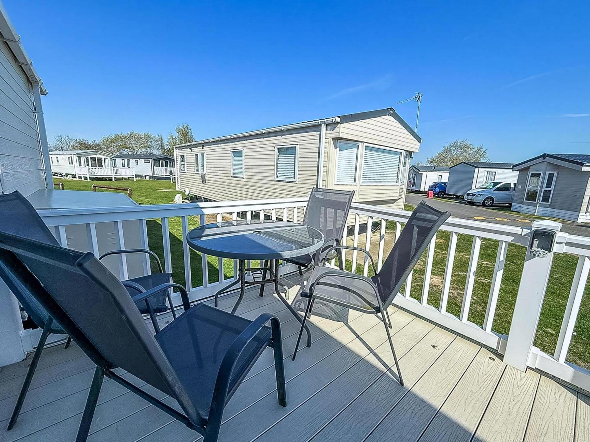 Beautiful Caravan With Decking Wifi At St Osyth Beach Holiday Park Ref 28077Dw Clacton-on-Sea Dış mekan fotoğraf