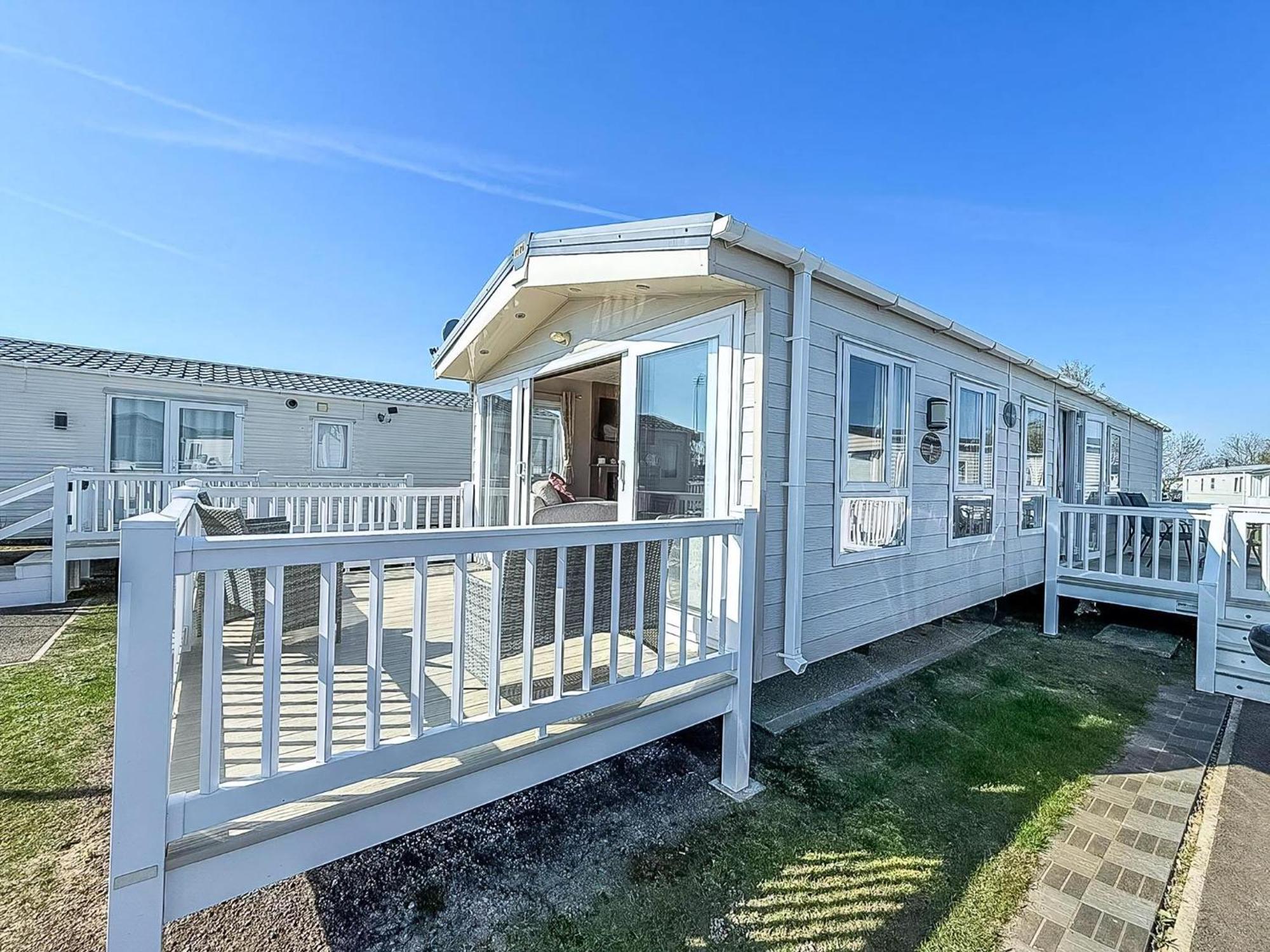 Beautiful Caravan With Decking Wifi At St Osyth Beach Holiday Park Ref 28077Dw Clacton-on-Sea Dış mekan fotoğraf